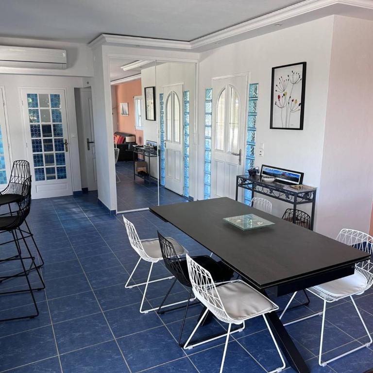 Villa contemporaine 8/9 pers avec piscine & clim proche plages - 4 étoiles - FR-1-768-43 - Villa - 6