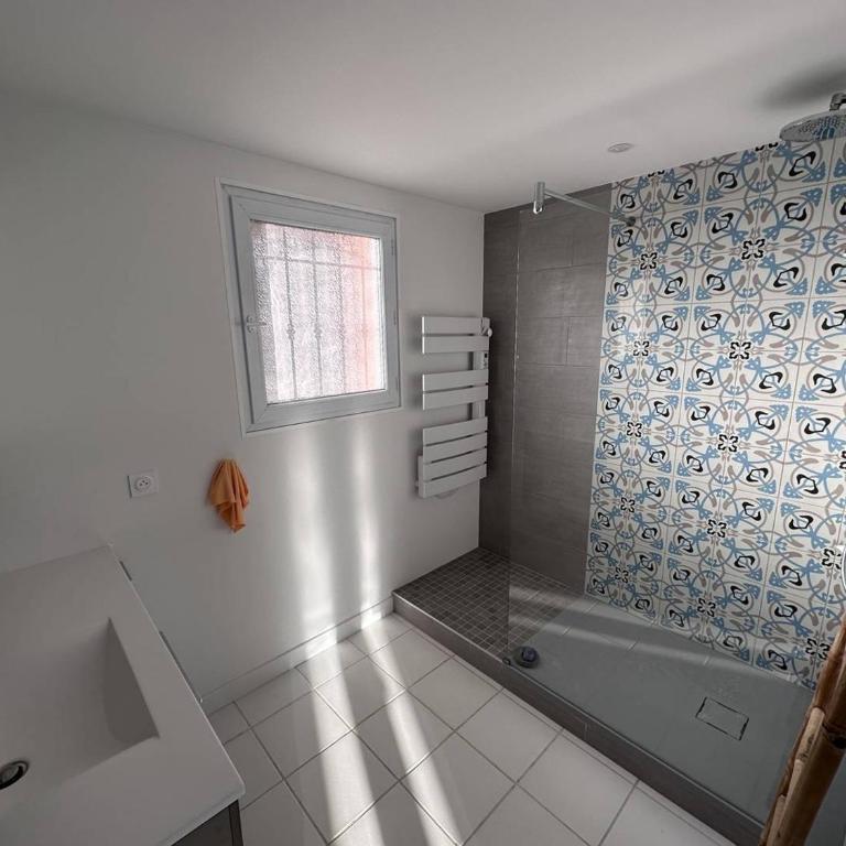 Villa contemporaine 8/9 pers avec piscine & clim proche plages - 4 étoiles - FR-1-768-43 - Villa - 10