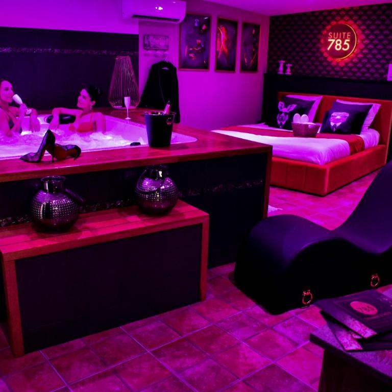 SUITE 785 Chambre Jacuzzi Sauna - Chambre Lit King-Size avec Baignoire Spa - 8