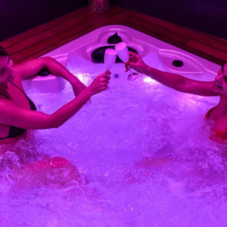 SUITE 785 Chambre Jacuzzi Sauna - Chambre Lit King-Size avec Baignoire Spa - 6