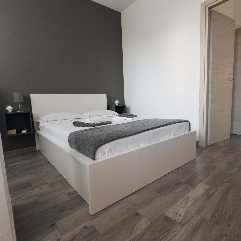 Grey's Apartment - One-Bedroom House - 9