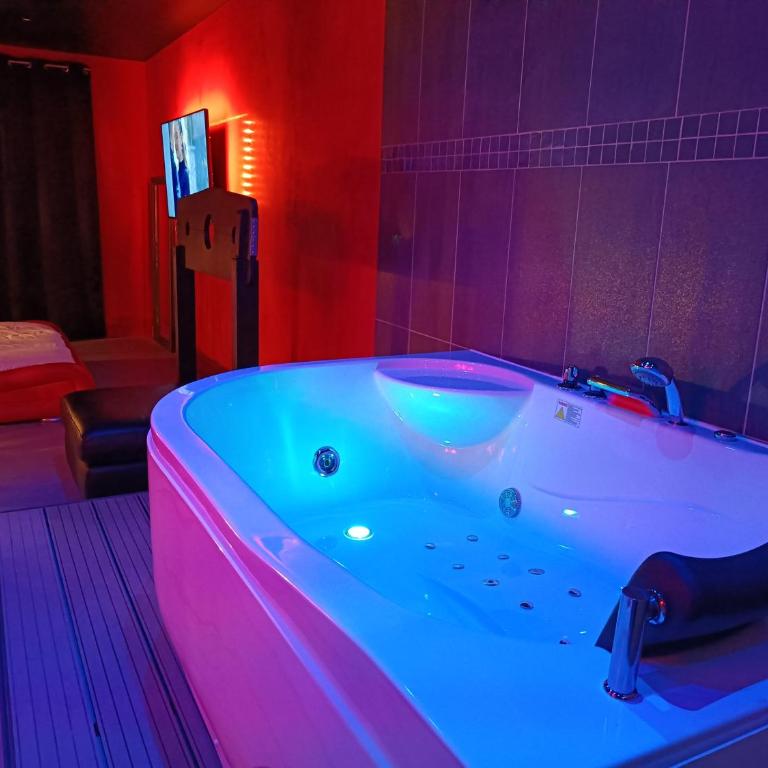 The Red Room - Appartement Love Room, Balnéo & Sauna privés - Appartement 1 Chambre - 13
