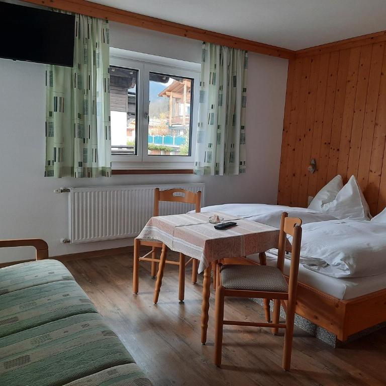 Pension Aberger - Joker Card inclusive - Dreibettzimmer mit Balkon - 3