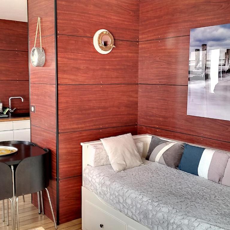 Studio charmant face mer accès plage, balcon, parking - FR-1-652-14 - Apartment - 9