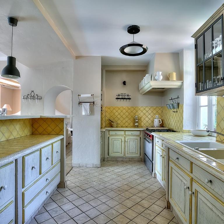 Villa Provençale avec 2 maisons d'amis ,piscine ,Jacuzzi ,vue mer - Villa - 76