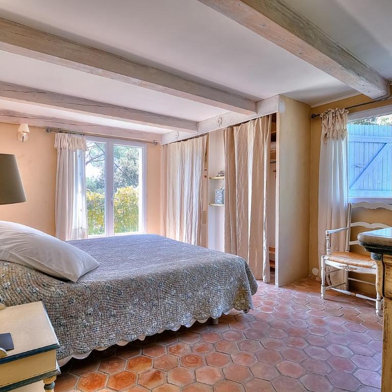 Villa Provençale avec 2 maisons d'amis ,piscine ,Jacuzzi ,vue mer - Villa - 70