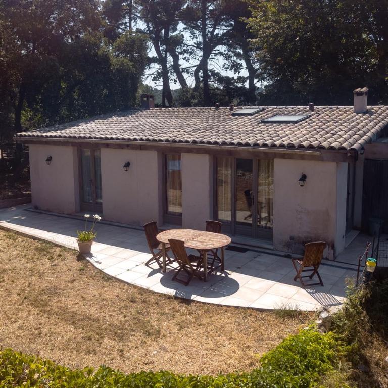 Villa Provençale avec 2 maisons d'amis ,piscine ,Jacuzzi ,vue mer - Villa - 72