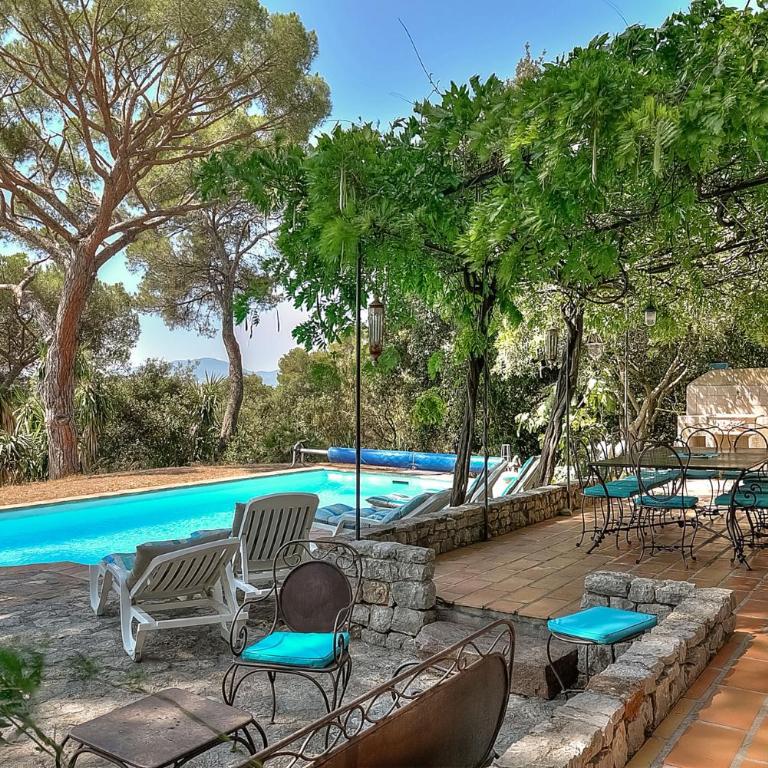 Villa Provençale avec 2 maisons d'amis ,piscine ,Jacuzzi ,vue mer - Villa - 68