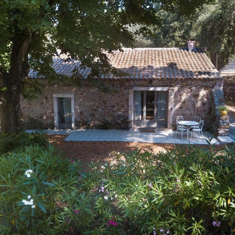 Villa Provençale avec 2 maisons d'amis ,piscine ,Jacuzzi ,vue mer - Villa - 65