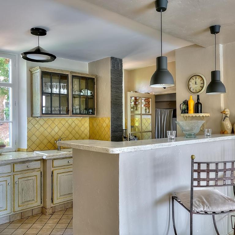 Villa Provençale avec 2 maisons d'amis ,piscine ,Jacuzzi ,vue mer - Villa - 80