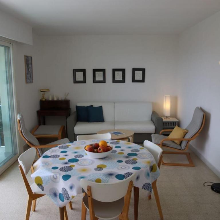 Spacious apartment with balcony and sea view - Appartement - 4