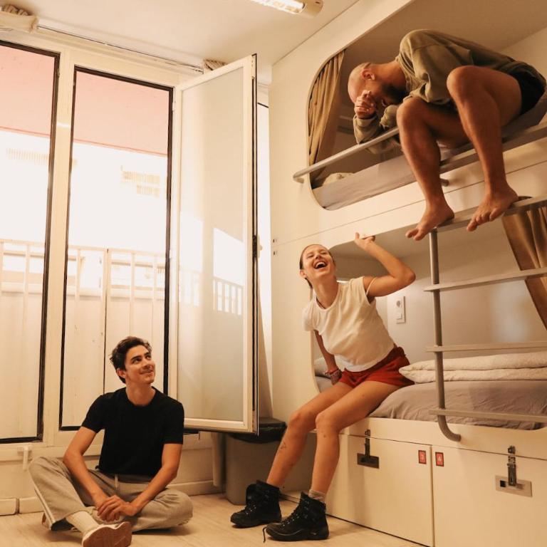 Onefam Ramblas - Bed in 8-Bed Mixed Dormitory Room - 4