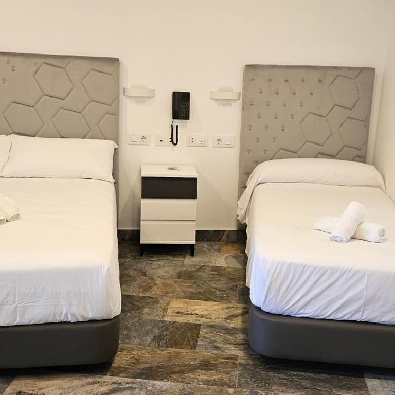 HOSTAL NERVION - Habitación Cuádruple con balcón - 4