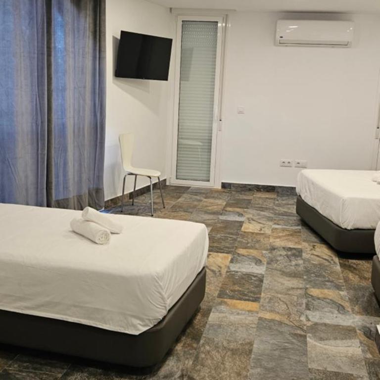 HOSTAL NERVION - Habitación Cuádruple con balcón - 8