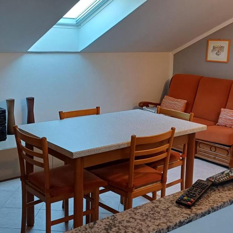 Mansarda luminosa - Appartamento con 1 Camera da Letto - 2