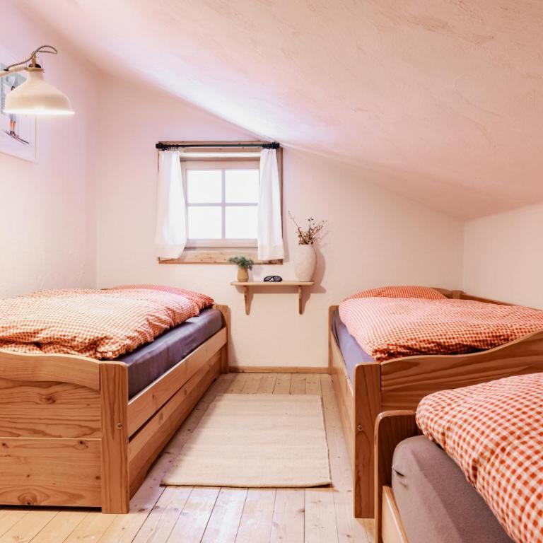 Berggasthaus & Lodge Resterhöhe - Basic Dreibettzimmer mit Gemeinschaftsbad - 1