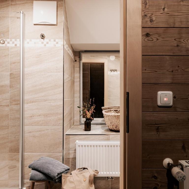 Berggasthaus & Lodge Resterhöhe - Basic Dreibettzimmer mit Gemeinschaftsbad - 3