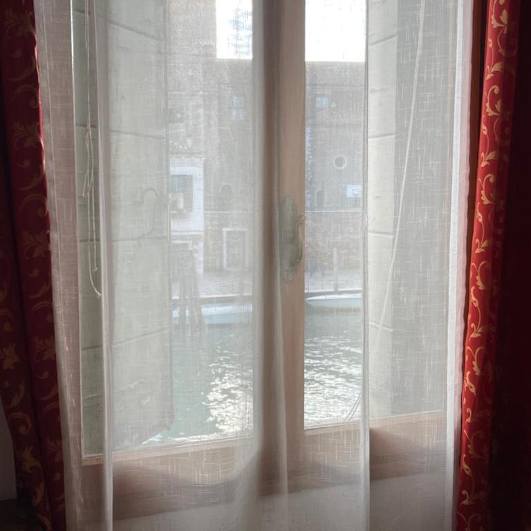Princess Guest House Canal View - Camera Tripla con Vista Canale e Bagno in Comune - 23