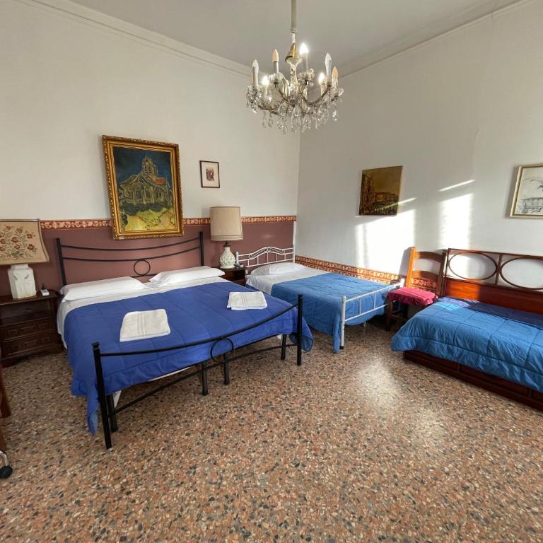 Princess Guest House Canal View - Camera Familiare con Vista Canale e Bagno in Comune - 32