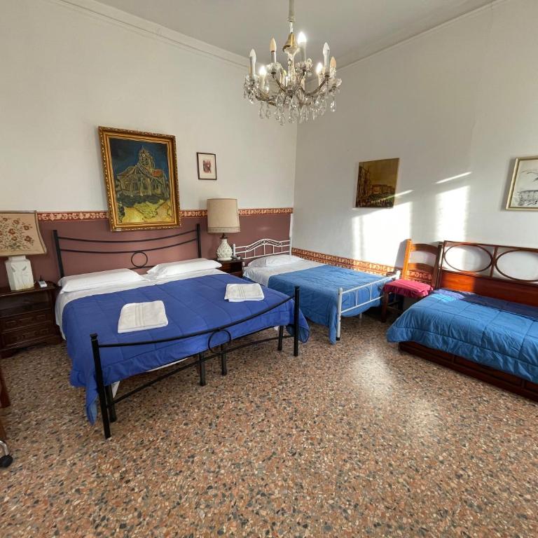 Princess Guest House Canal View - Camera Familiare con Vista Canale e Bagno in Comune - 35