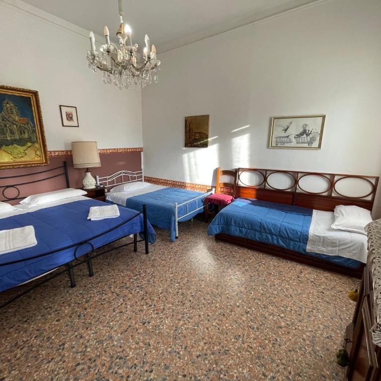 Princess Guest House Canal View - Camera Familiare con Vista Canale e Bagno in Comune - 6