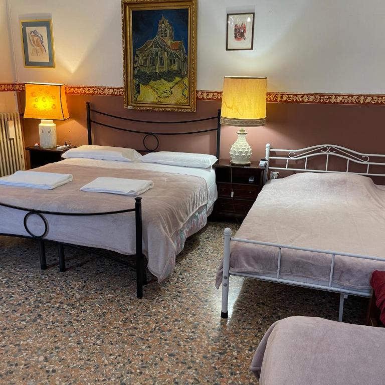 Princess Guest House Canal View - Camera Familiare con Vista Canale e Bagno in Comune - 21