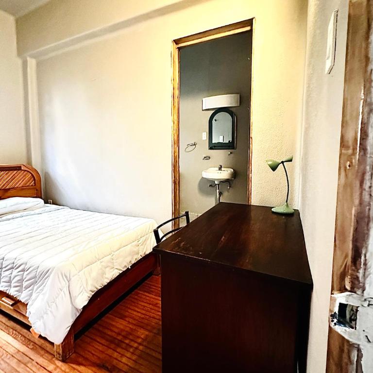 FRONTERA 49 Roma Norte Hostal - Double or Twin Room with Private Bathroom - 1