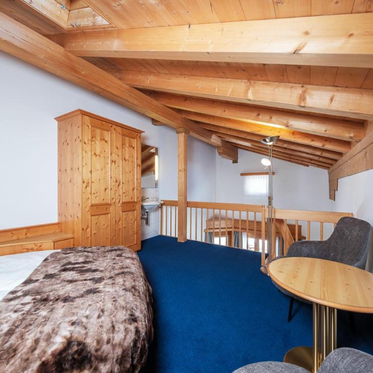 Hotel Bünda Davos - Familienzimmer mit Balkon - 9
