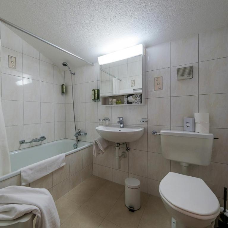 Hotel Bünda Davos - Standard Dreibettzimmer - 8