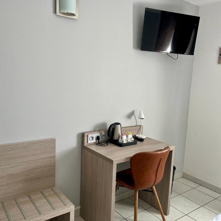 Hôtel Les Arcades - Chambre Double Standard – Rez-de-Chaussée - 8