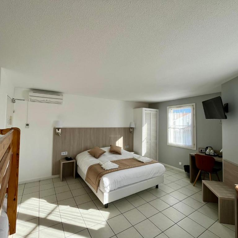 Hôtel Les Arcades - Chambre Familiale (2 Adultes et 2 Enfants) - 4