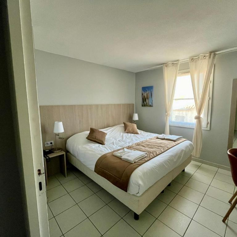 Hôtel Les Arcades - Chambre Double Supérieure - Premier Étage - 11