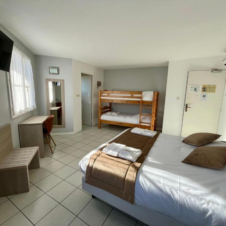 Hôtel Les Arcades - Chambre Familiale (2 Adultes et 2 Enfants) - 5