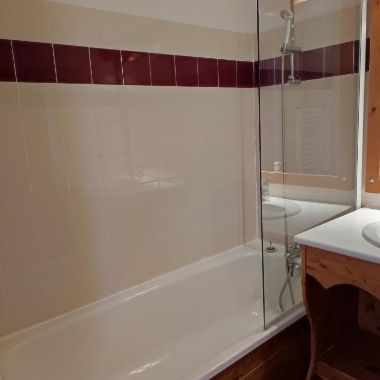 Chamrousse 1700 - Les Domaines de LArselle - Arolles D21 - Classé 3 étoiles - Appartement 2 Chambres - 6