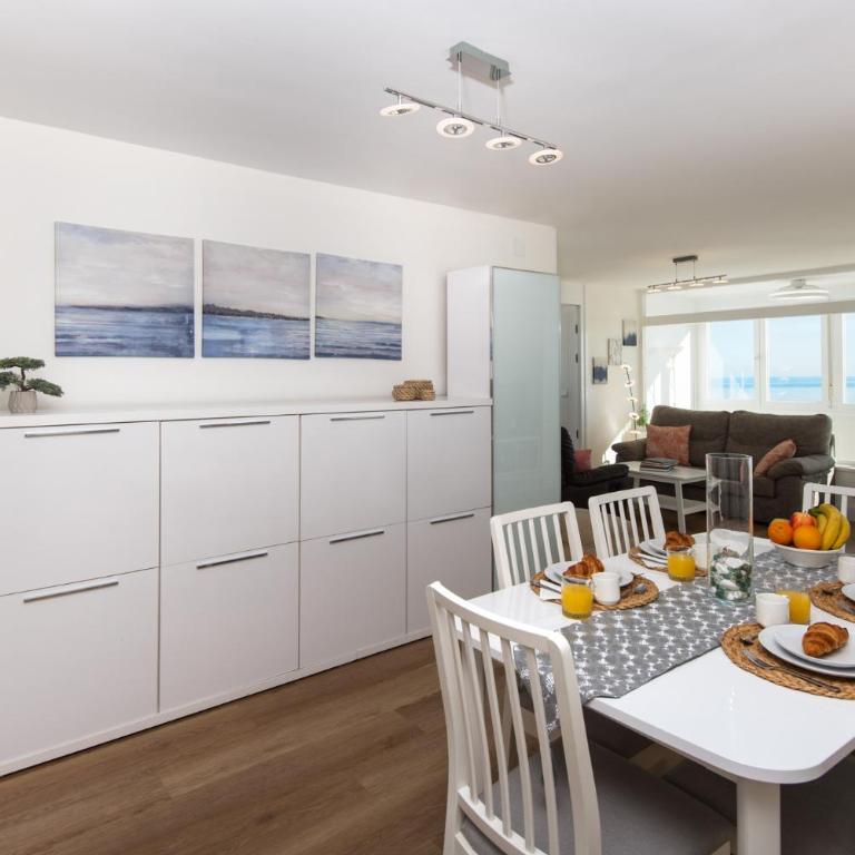 MAGIC OF THE OCEAN, front Line Beach in Playamar-Parking, Sea Views, Pool, tenis, paddle, wifi and Aircon - Apartamento de 3 dormitorios - 5