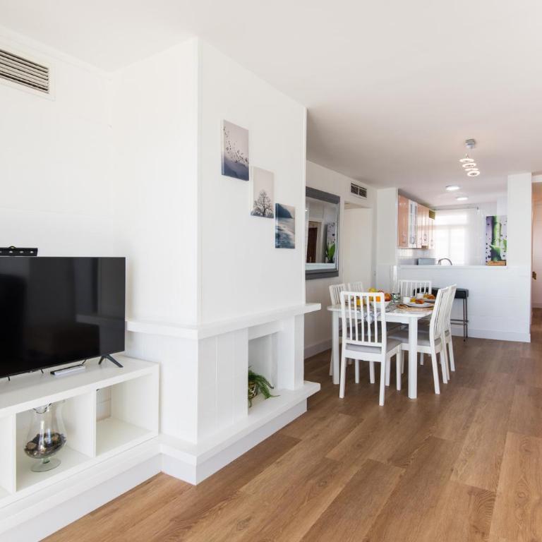 MAGIC OF THE OCEAN, front Line Beach in Playamar-Parking, Sea Views, Pool, tenis, paddle, wifi and Aircon - Apartamento de 3 dormitorios - 6