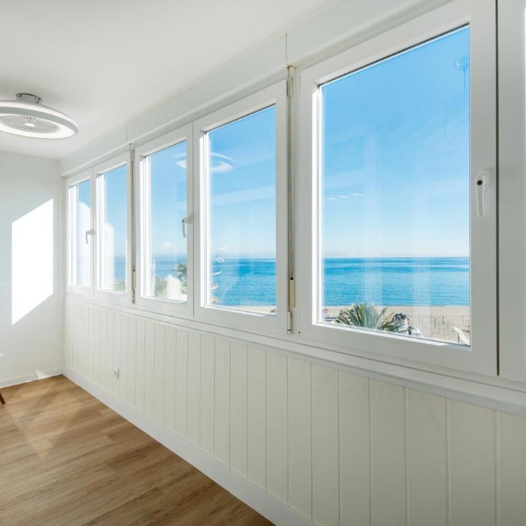 MAGIC OF THE OCEAN, front Line Beach in Playamar-Parking, Sea Views, Pool, tenis, paddle, wifi and Aircon - Apartamento de 3 dormitorios - 31