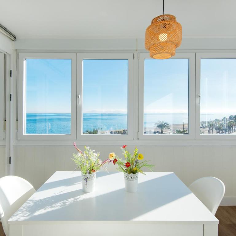 MAGIC OF THE OCEAN, front Line Beach in Playamar-Parking, Sea Views, Pool, tenis, paddle, wifi and Aircon - Apartamento de 3 dormitorios - 2