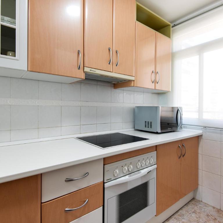 MAGIC OF THE OCEAN, front Line Beach in Playamar-Parking, Sea Views, Pool, tenis, paddle, wifi and Aircon - Apartamento de 3 dormitorios - 32