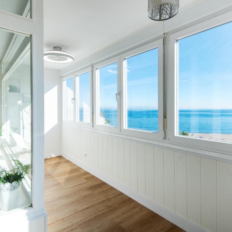 MAGIC OF THE OCEAN, front Line Beach in Playamar-Parking, Sea Views, Pool, tenis, paddle, wifi and Aircon - Apartamento de 3 dormitorios - 12