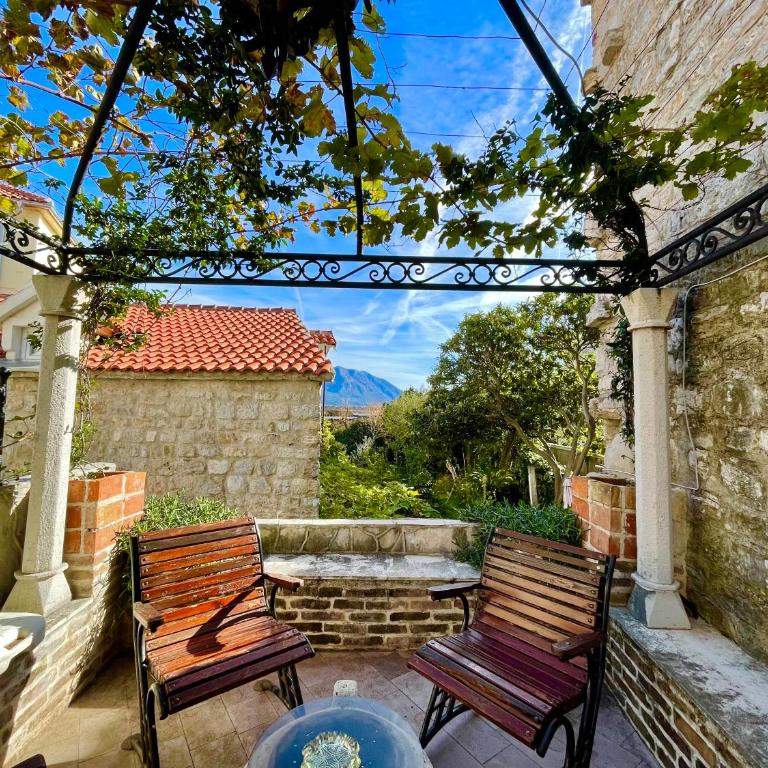 Heart of old town,Private garden ,Stunning View, Free Wi-Fi - Two-Bedroom Apartment - 3