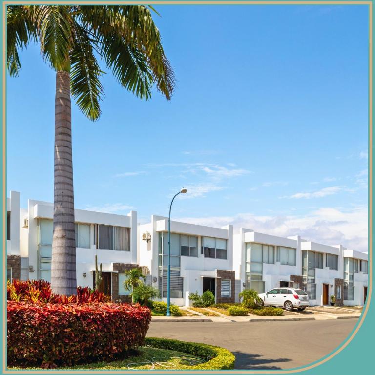 Casa Familiar a Pasos del Mar Playa y Felicidad - Three-Bedroom House - 88