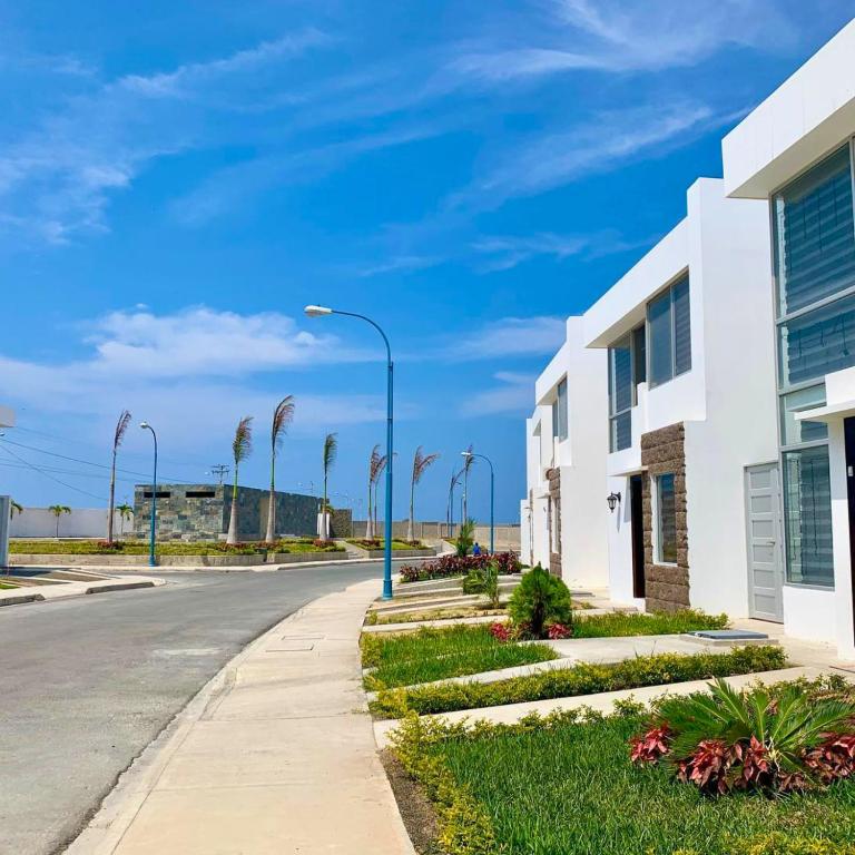 Casa Familiar a Pasos del Mar Playa y Felicidad - Three-Bedroom House - 89