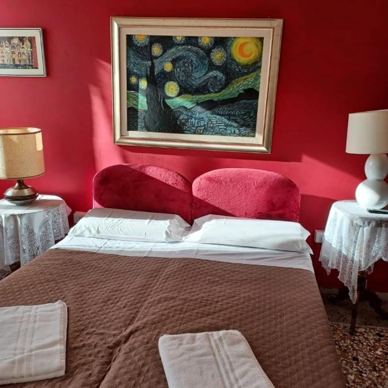 Princess Guest House Canal View - Camera Tripla con Vista Canale e Bagno in Comune - 24