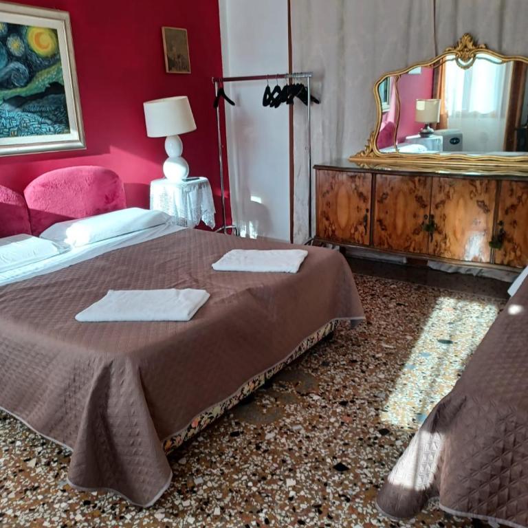 Princess Guest House Canal View - Camera Tripla con Vista Canale e Bagno in Comune - 22