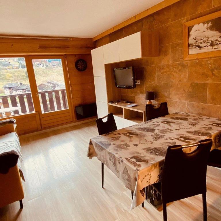 Appartement moderne centre village avec balcon et garage - FR-1-459-222 - Appartement - 1