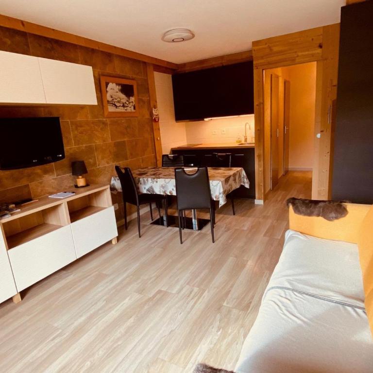 Appartement moderne centre village avec balcon et garage - FR-1-459-222 - Appartement - 3