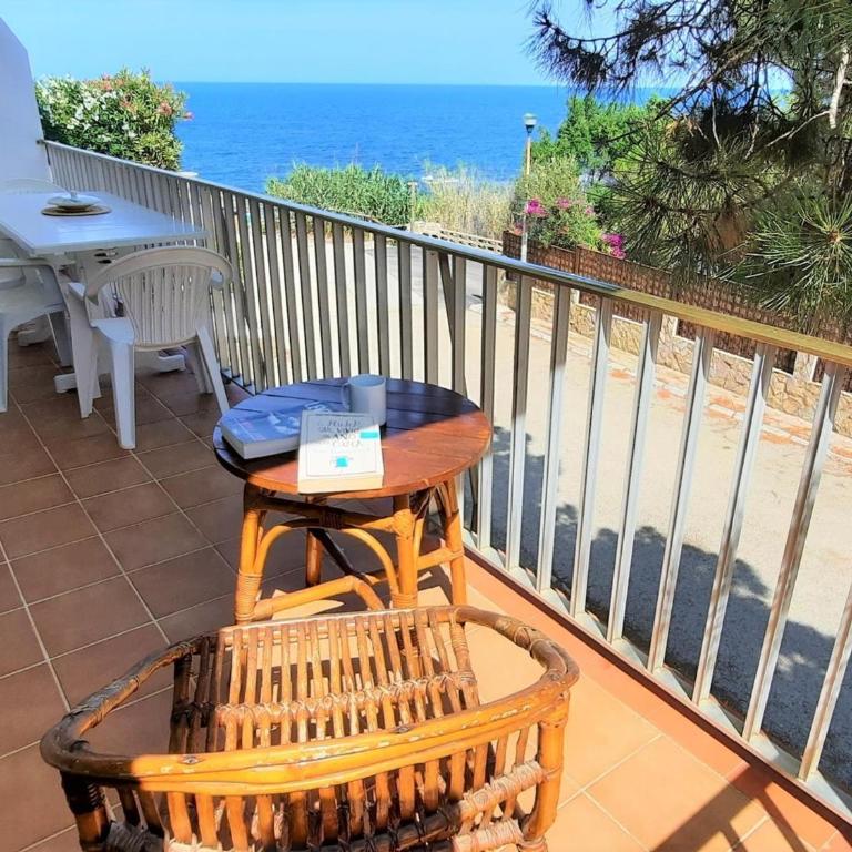 Apartamento Familiar Cerca de la Playa en Llançà con Aparcamiento y Mascotas Permitidas - ES-170-2 - Apartamento - 1