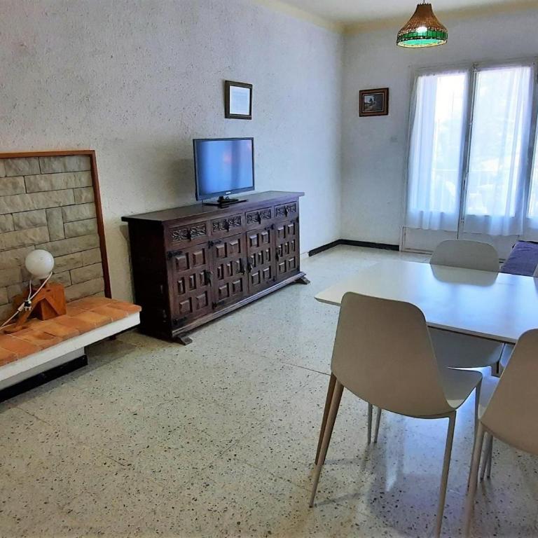Apartamento Familiar Cerca de la Playa en Llançà con Aparcamiento y Mascotas Permitidas - ES-170-2 - Apartamento - 2