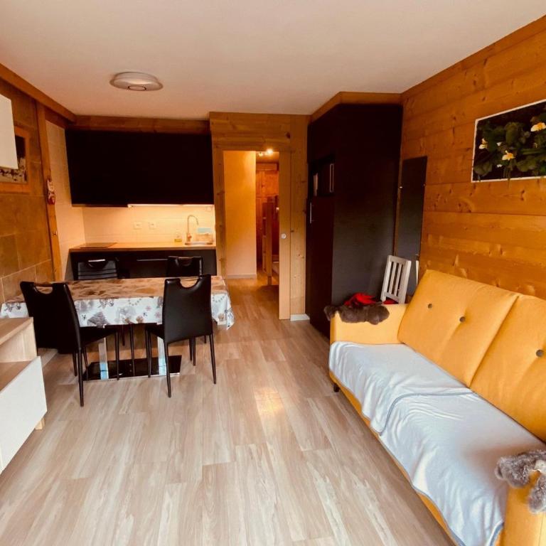 Appartement moderne centre village avec balcon et garage - FR-1-459-222 - Appartement - 6